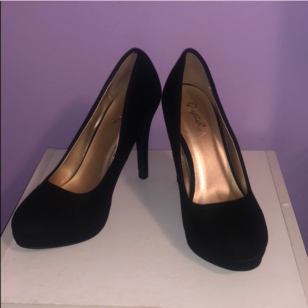 Black Pumps